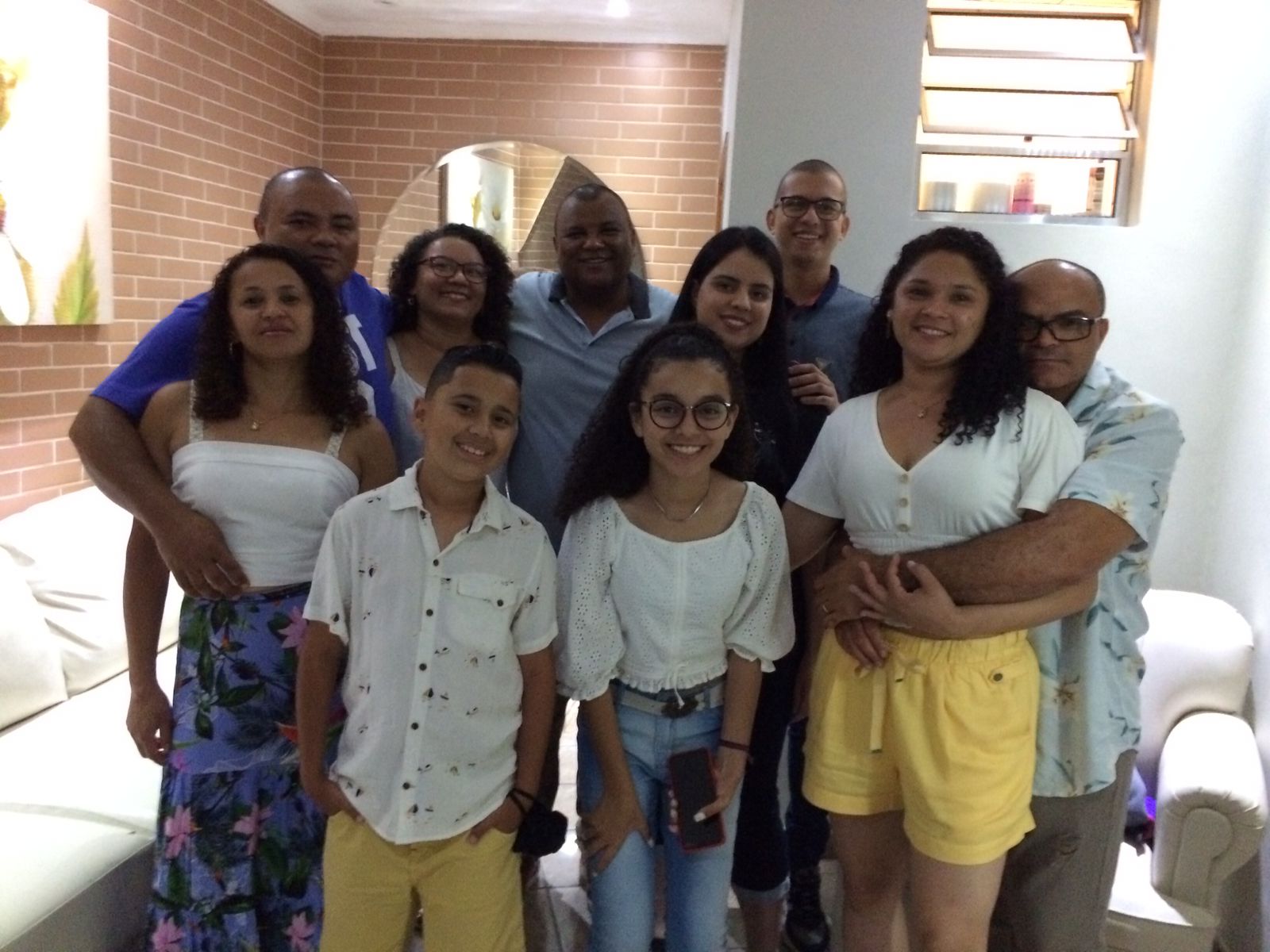 Na imagem, Maria José está reunida com a família, num total de dez pessoas